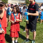ENTREGA DE MEDALLAS POR PARTE DE SU ENTRENADOR DANIEL VEGA