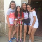 PRIMER DÍA EN LA PUERTA DEL ALBERGUE... MAS CONTENTAS QUE UNAS CASTAÑUELAS....