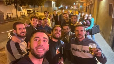 Celebrando la victoria con la grada joven